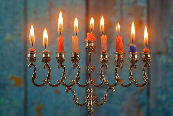 Символ праздника Ханука менора со свечами
 - Фото, изображение
