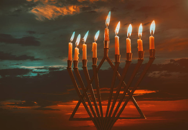 Εβραϊκό διακοπές Χανουά με Μενόρα παραδοσιακά κεριά κάψιμο όμορφο ηλιοβασίλεμα - Φωτογραφία, εικόνα