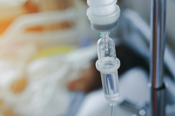 iv infuzja sól fizjologiczna do wstrzykiwań dożylnych lek leczniczy choroby pacjenta w szpitalu - Zdjęcie, obraz