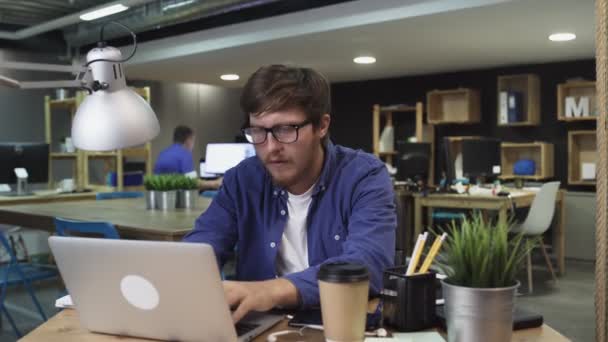 Smutný programátor pracující na počítači v kanceláři - Záběry, video