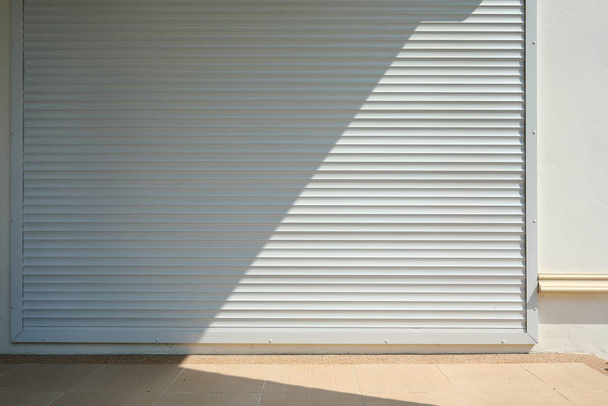 fehér redőny ajtó zárt biztonság a modern házban - Fotó, kép