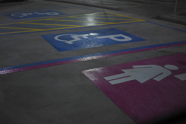 σήμανση της περιοχής σήμανσης του χώρου στάθμευσης για ΑμΕΑ - Φωτογραφία, εικόνα