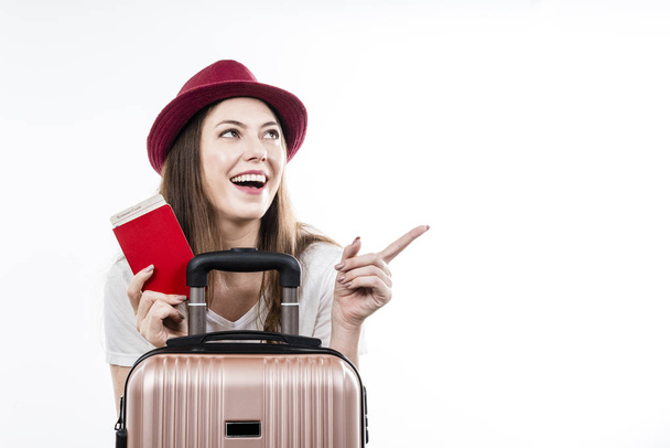 美しい幸せな女性は彼女の荷物、パスポート、地図や搭乗券を保持座っている。航空旅のコンセプト. - 写真・画像