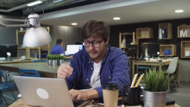 Müder Programmierer mit Brille hat heute seine Arbeit beendet - Filmmaterial, Video