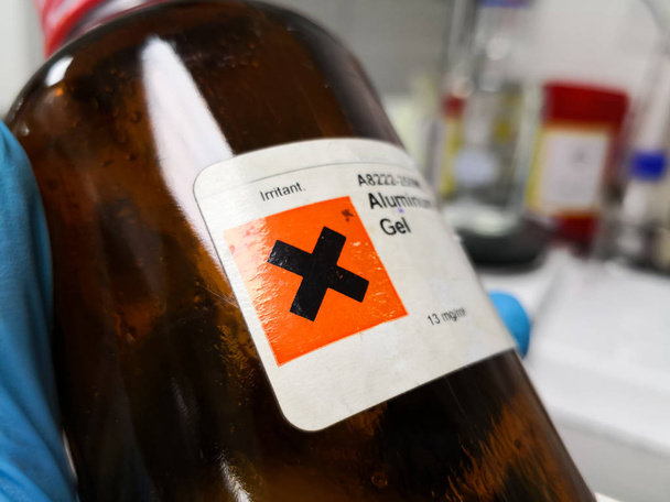 irritierende Chemikalie mit x-förmigem Warnzeichen - Foto, Bild