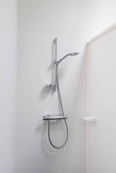 Robinet de douche avec pulvérisateur principal
 - Photo, image
