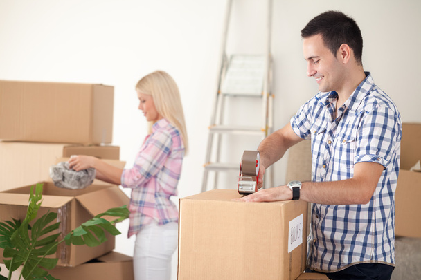 couple packing moving boxes - Fotoğraf, Görsel