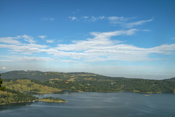 Vista de Umiam Lakereservoir nas colinas criadas pelo represamento do rio Umiam, Meghalaya, Índia
 - Foto, Imagem