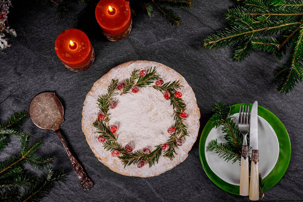 Kerst taart met dennentak en cranbarries op de top. - Foto, afbeelding