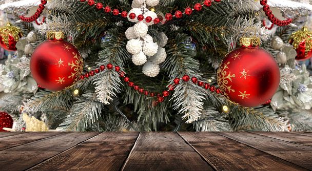Рождественский стол. Праздничная сцена, деревянный стол. Фонарики и шары, бусины на ветвях рождественской елки. Рождественские игрушки и украшения. Рождество и Новый год
. - Фото, изображение