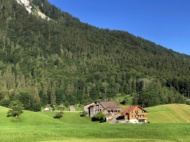 Architettura tradizionale e casale nella valle di Wagital o Waegital e sul lago alpino Wagitalersee (Waegitalersee), Innerthal - Canton Svitto, Svizzera
 - Foto, immagini