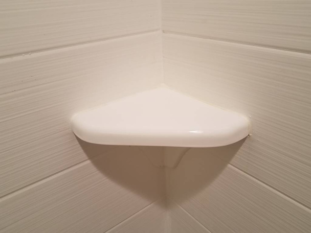 szappantartó vagy polc a zuhanyzó sarkában fehér csempékkel - Fotó, kép