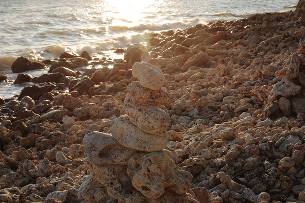 Gleichgewicht der Steine bei Sonnenuntergang am Meer die Schönheit der Natur der Morgendämmerung - Foto, Bild