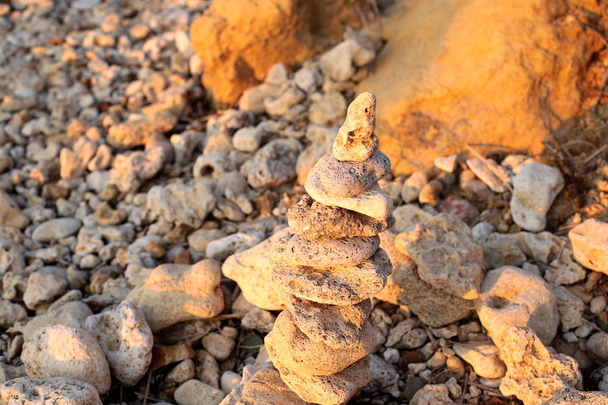rovnováha kamenů při západu slunce u moře krása přírody úsvitu - Fotografie, Obrázek