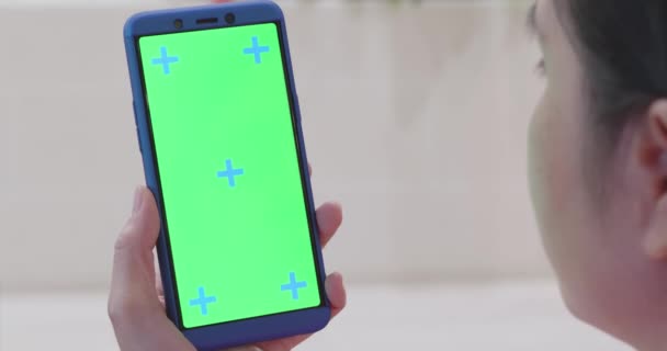 Girl hold green screen mobile - Footage, Video