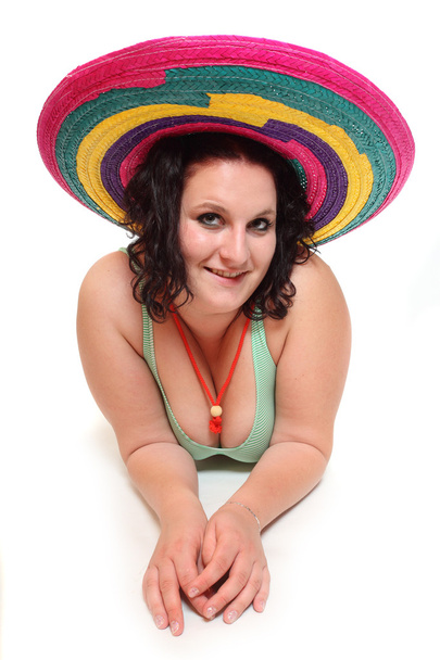 Femme heureuse avec grand sombrero mexicain
. - Photo, image