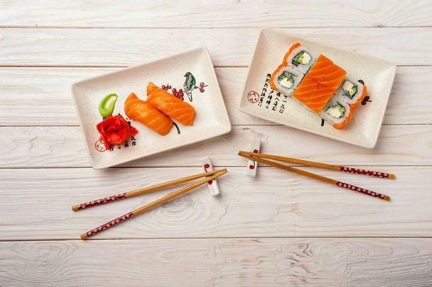 Primer plano sashimi fresco con verde sobre mesa de madera
 - Foto, Imagen