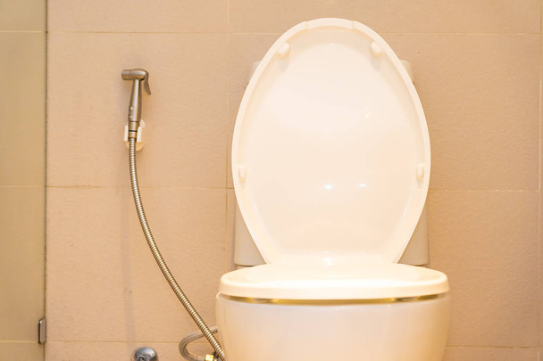 Λευκή τουαλέτα μπολ κάθισμα διακόσμηση εσωτερικών - Φωτογραφία, εικόνα