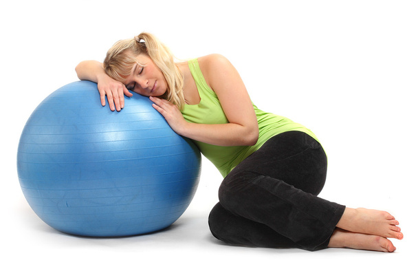 ボールで寝ている太りすぎの女性 - 写真・画像