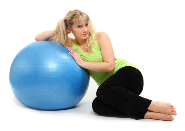 Sovrappeso giovane donna esercizio sulla palla fitness
 - Foto, immagini