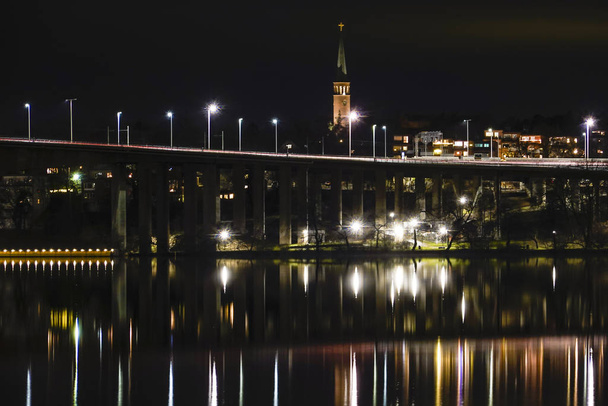 Stockholm, Zweden De E4 snelweg en het eiland Lilla Essingen. - Foto, afbeelding