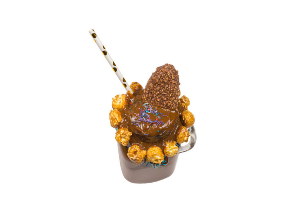 Шоколадный коктейль со взбитыми сливками, печеньем, вафлями, подается
 - Фото, изображение
