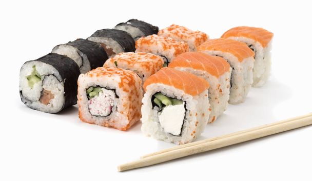rotolo di sushi con salmone, gamberetti, avocado, crema di formaggio su sfondo bianco con bastoncini
 - Foto, immagini