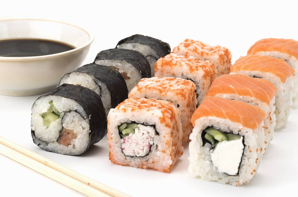 rouleau de sushi avec saumon, crevettes, fromage à la crème d'avocat. sur fond blanc. Cuisine japonaise
 - Photo, image