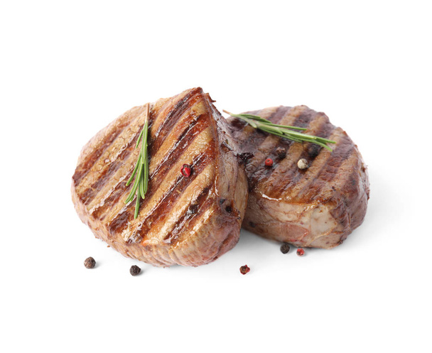 leckere gegrillte Rindfleisch-Medaillons mit Rosmarin und Paprika-Mix isoliert auf weiß - Foto, Bild