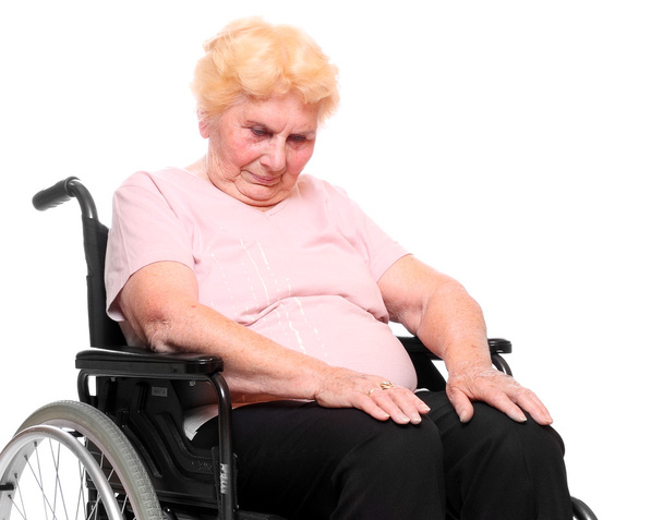 ηλικιωμένη γυναίκα παραπληγικό που κάθεται σε μια αναπηρική καρέκλα - Φωτογραφία, εικόνα