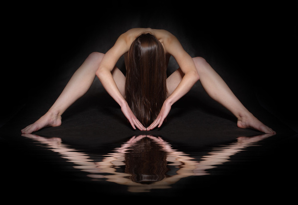Clásica imagen de estilo de desnudez artística de la mujer que trabaja sobre fondo negro
 - Foto, imagen