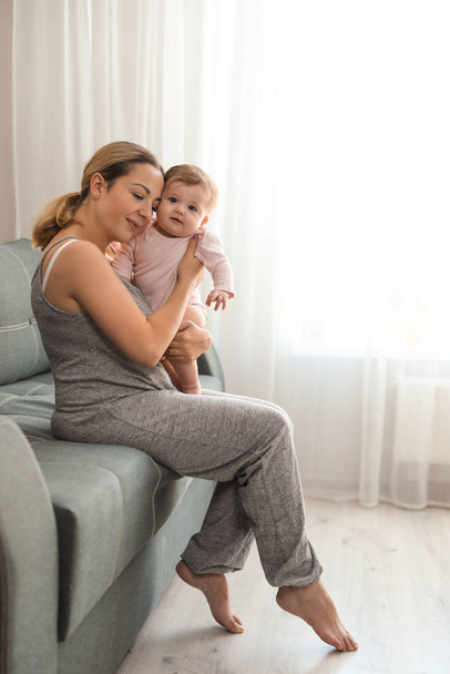 Young woman with her cute baby at home - Foto, Bild