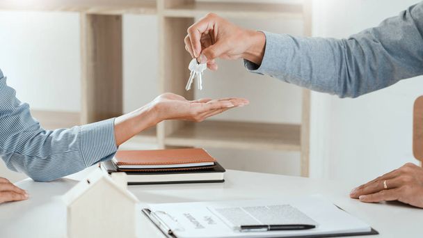 Ajan imzalanan anlaşmadan sonra ev anahtarlarını müşteriye veriyor - Fotoğraf, Görsel
