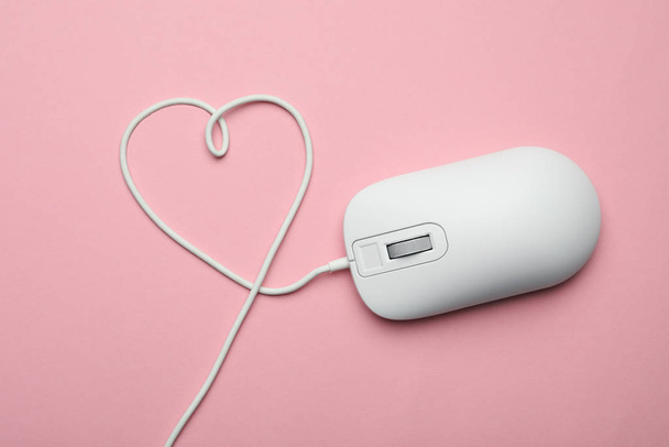 Computer mouse with heart shaped wire on pink background, top view - Fotoğraf, Görsel