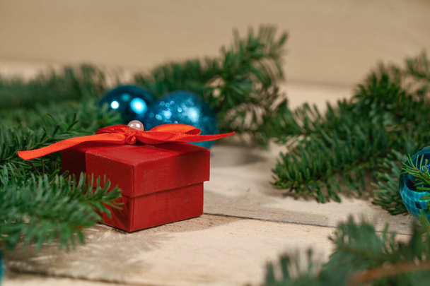 Ιστορικό για εορταστική χριστουγεννιάτικη κάρτα μπάλες χριστουγεννιάτικο δέντρο και τα δώρα κοντά - Φωτογραφία, εικόνα