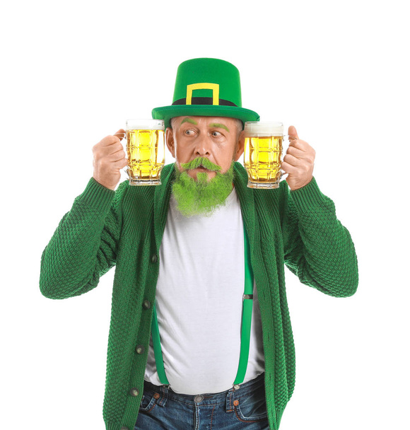 Zabawny dojrzały mężczyzna w szklankach piwa na białym tle. Święto św. Patryka - Zdjęcie, obraz