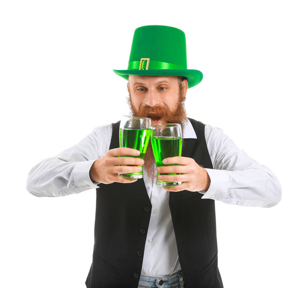 Homem barbudo com copos de cerveja no fundo branco. Celebração do Dia de São Patrício
 - Foto, Imagem