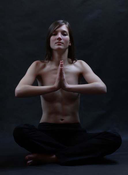 lage belangrijke portret van een jonge topless mooie vrouw in yoga positie - Foto, afbeelding
