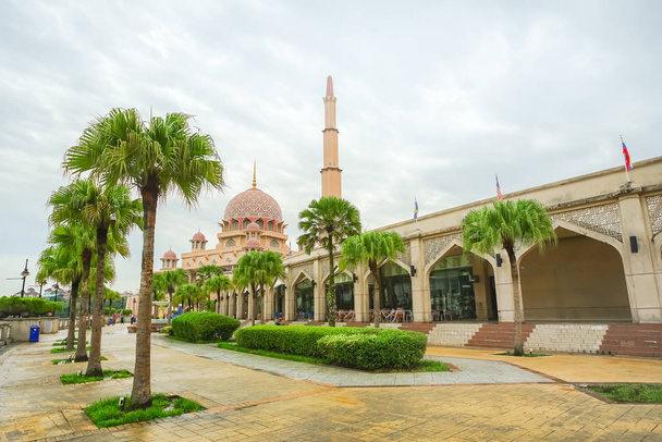 De beroemde Putra Moskee in Kuala Lumpur, Maleisië. - Foto, afbeelding