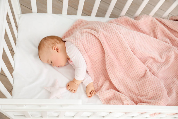 Schattig slapen kleine baby in bed - Foto, afbeelding