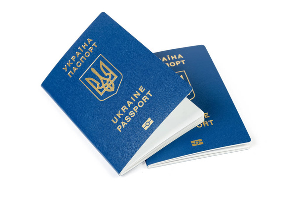 Deux passeports ukrainiens biométriques ordinaires sur fond blanc
 - Photo, image