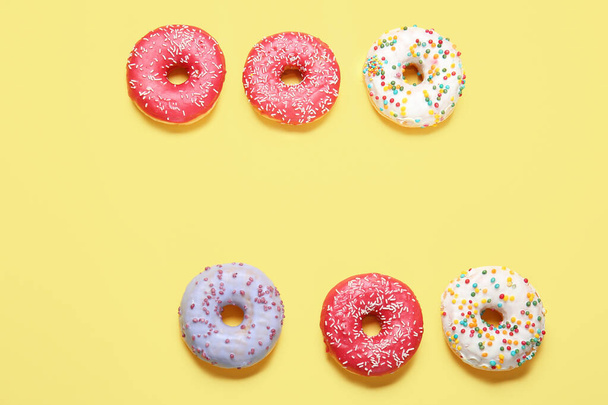 Sweet tasty donuts on color background - Foto, Imagem