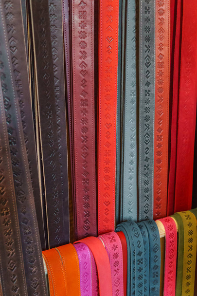Cinturones de cuero multicolor hechos a mano. Letonia, Koknese julio 2017
. - Foto, imagen