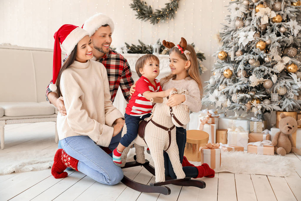Onnellinen perhe jouluaattona kotona
 - Valokuva, kuva