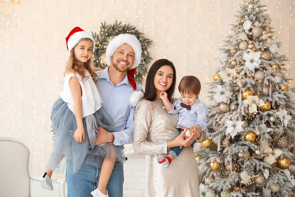Щаслива сім'я в кімнаті, прикрашена на Різдво
 - Фото, зображення