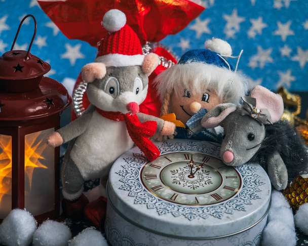 Vánoční přání se třemi postavičkami na hraní, symboly myši a sněhové panny čekající na půlnoc, kdy udeří a otevře dárek. - Fotografie, Obrázek