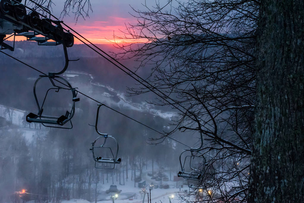 ラトビアのシグルダ。2019年1月6日選択的フォーカス写真。山のスキーリフトシステム. - 写真・画像