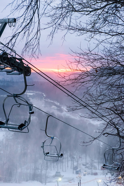 SIGULDA, LATVIA. 6 de janeiro de 2019. Foto de foco seletivo. Sistema de elevação de esqui na montanha
. - Foto, Imagem