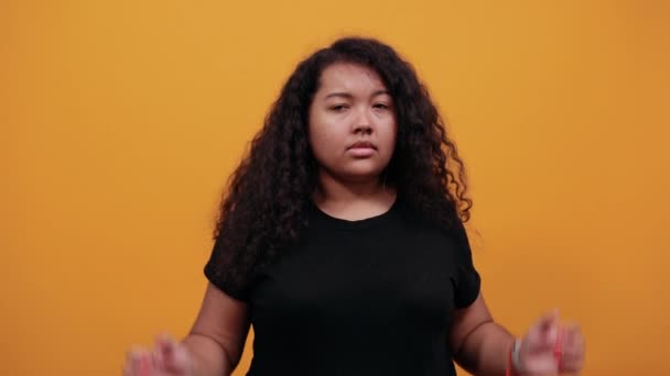 Joven afroamericana conmocionada que mantiene las manos en la cabeza, corrige el corte de pelo
 - Metraje, vídeo