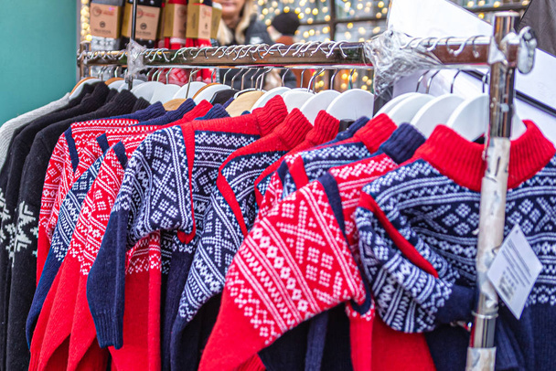 Красные и синие свитера с традиционным норвежским рисунком
 - Фото, изображение